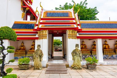Bangkok, Tayland 'daki Wat Pho tapınağı. Renkli çatılı ünlü Budizm binası. Kenarlarında güzel heykeller
