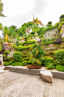 Su birikintisi, Buda heykeli ve Tayland 'ın Bangkok kentindeki Wat Saket tapınağı (Altın Dağ) yakınlarında bulunan küçük bir bahçe. Şehrin merkezindeki dağın tepesinde ünlü bir din binası.