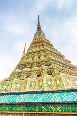 Wat Pho Tapınağı, Bangkok, Tayland 'da seramik seramik seramik seramiğin yakın görüntüsü. Doğu Asya tarzında Pagoda seramik fayanslardan yaratılır. Ünlü turist merkezi. Bulutlu hava.