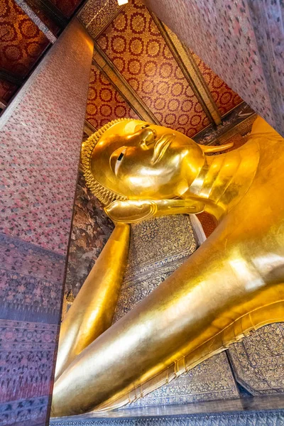 Bangkok 'taki Wat Pho Tapınağı' na yerleştirilmiş güzel altın Buda heykeli. Budizm dininin, sütununda güzel süslemeler olan ruhani bir yeri. Buda 'nın kafasının detaylı görünümü