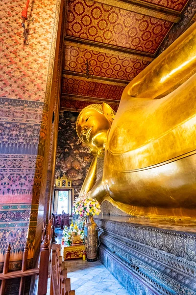 Belle statue de Bouddha doré inclinable placée dans le temple Wat Pho, Bangkok. Lieu spirituel du bouddhisme religion avec de beaux ornements sur le pilier. Vue détaillée de la tête de Bouddha — Photo