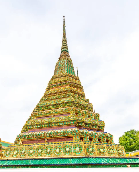 Vista de perto da bela stupa telha cerâmica no templo Wat Pho, Bangkok, Tailândia. Pagode em estilo asiático oriental é criado a partir de telhas cerâmicas. Destino turístico famoso. Tempo nublado . — Fotografia de Stock
