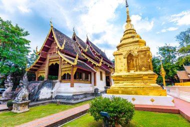 Wat Phra Singh tapınağının güzel bir manzarası var. Chiang Mai şehrinde altın çeyiz ve pagoda var. Budizm ve antik ruhaniliğin sembolü. Ünlü turist merkezi. Yaz havası