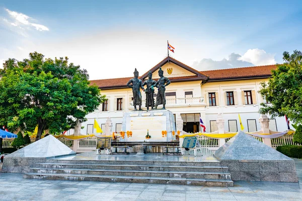Chiang Mai, Tayland - 3.11.2019: Güzel ve sihirli günbatımında üç kralın heykeliyle birlikte Chiang Mai belediye binası. Antik heykel, ruhani Tayland sanatı. Ünlü turizm beldesi