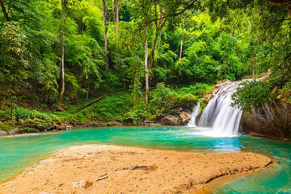 Красивый водопад Мэй Са, Таиланд. Свежая и чистая вода — стоковое фото