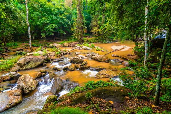 Hermosa cascada Mae Sa, Tailandia. Corriente de agua dulce y pura está fluyendo en el suelo de piedra de roca en la selva tropical. Plantas frescas y árboles sobre el río. Colores vibrantes en la naturaleza pura — Foto de Stock