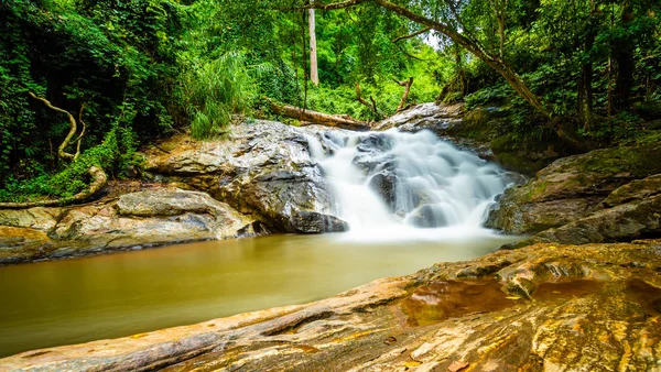 Prachtige waterval Mae Sa, Thailand. Zoet en zuiver water stroomt op de steengrond in het tropisch regenwoud. Verse planten en bomen boven de rivier. Levendige kleuren in pure natuur — Stockfoto
