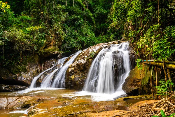 Prachtige waterval Mae Sa, Thailand. Zoet en zuiver water stroomt op de steengrond in het tropisch regenwoud. Verse planten en bomen boven de rivier. Levendige kleuren in pure natuur — Stockfoto