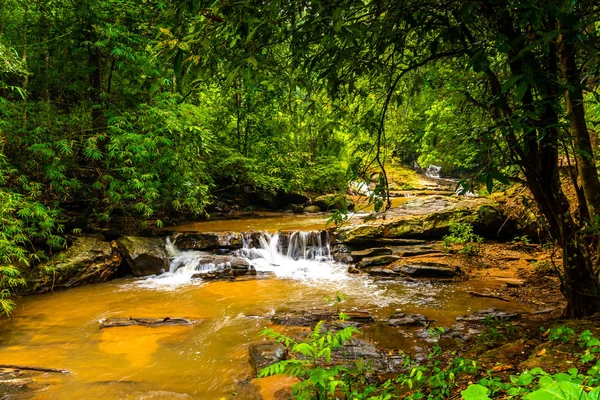 Hermosa cascada Mae Sa, Tailandia. Corriente de agua dulce y pura está fluyendo en el suelo de piedra de roca en la selva tropical. Plantas frescas y árboles sobre el río. Colores vibrantes en la naturaleza pura — Foto de Stock