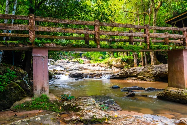 Puente de madera sobre el río Mae Sa, cerca de la cascada, Tailandia. Puente viejo situado en la selva tropical. Árboles verdes frescos, plantas y naturaleza pura vibrante.Vista romántica en la naturaleza cerca de Chiang Mai — Foto de Stock