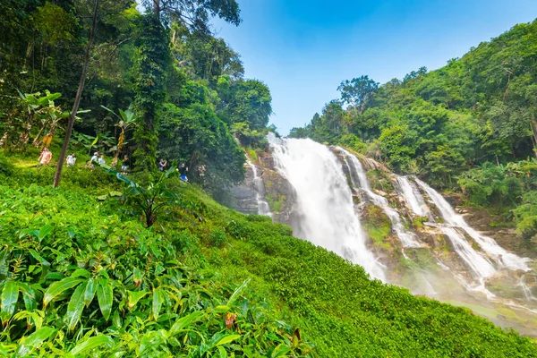 CHIANG MAI, TAILANDIA - 5.11.2019: El turista está tomando fotos y selfies cerca de la cascada de Wachirathan en el Parque Nacional Doi Inthanon, distrito de Mae Chaem, provincia de Chiang Mai, Tailandia . — Foto de Stock