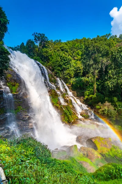 Wachirathan Waterfall at Doi Inthanon National Park, Mae Chaem District, Chiang Mai Province, Thailand. Fresh flowing water in tropical rainforest. Green trees, vibrant colors, tranquility — Stock Photo, Image