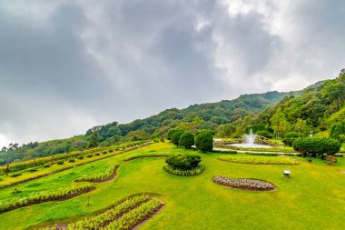 Chiang Mai Tayland yakınlarındaki Doi Inthanon Ulusal Parkı 'nda Hünkâr' ımıza ithaf edilen İkiz Kraliyet Stupası. Phra Maha Dhatu Nabha Metanedol ve Nabhapol Bhumisiri