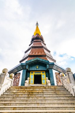 Chiang Mai Tayland yakınlarındaki Doi Inthanon Ulusal Parkı 'nda Hünkâr' ımıza ithaf edilen İkiz Kraliyet Stupası. Phra Maha Dhatu Nabha Metanedol ve Nabhapol Bhumisiri