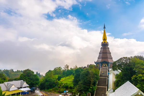 Twin Royal Stupas Poświęcony Jego Wysokości Król Królowa Tajlandii Doi — Zdjęcie stockowe
