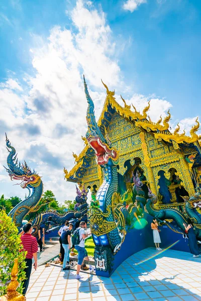 Chiang Rai Thailand 2019 치앙라이에 Wat Rong Suea 관광객들은 근처에 — 스톡 사진