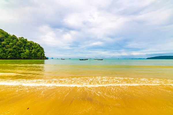 Hermosa Playa Nang Krabi Tailandia Vista Agua Azul Pura Con —  Fotos de Stock