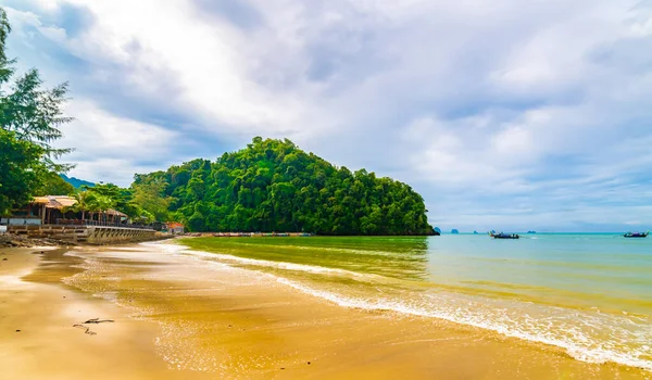 泰国Krabi Nang美丽的海滩 一望无际的蓝水 长长的尾船为乘客准备好了 多云的天气 热带气候 著名的度假旅游目的地 — 图库照片