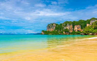Tayland, Yengeç Railay plajı panoramik manzarası. Taze mavi suyu, sıcak kumu ve denizin üstünde kireçtaşı olan güzel bir tropik cennet. Yürüyüş ve tırmanma için ünlü turist ve gezgin hedefi