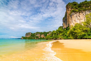 Tayland, Yengeç Railay plajı panoramik manzarası. Taze mavi suyu, sıcak kumu ve denizin üstünde kireçtaşı olan güzel bir tropik cennet. Yürüyüş ve tırmanma için ünlü turist ve gezgin hedefi