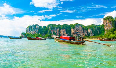 Tayland 'ın Krabi kasabasındaki ünlü Railay plajına giden tekneden manzara. Tayland 'da en sevdiği yer. Saf deniz, beyaz kum ve güzel kireçtaşı kayaları. Tropik cennette tatil hedefi.