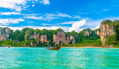 Tayland 'ın Krabi kasabasındaki ünlü Railay plajına giden tekneden manzara. Tayland 'da en sevdiği yer. Saf deniz, beyaz kum ve güzel kireçtaşı kayaları. Tropik cennette tatil hedefi.
