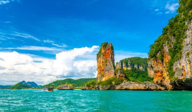 Tayland 'ın Krabi kasabasındaki ünlü Railay plajına giden tekneden manzara. Tayland 'da en sevdiği yer. Saf deniz, beyaz kum ve güzel kireçtaşı kayaları. Tropik cennette tatil hedefi.