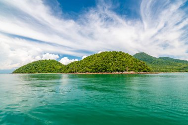 Tayland 'daki Ko Pu ve Ko Sriboya Adası manzarası. Koh Lanta yakınlarında küçük adalar. Tekneden panoramik manzara. Yeşil taze orman, mavi gökyüzü ve turkuaz deniz..