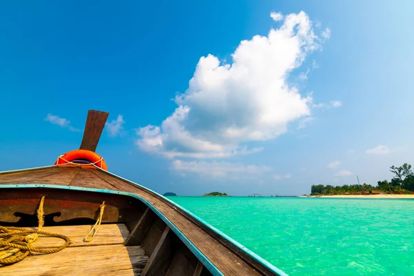 Tayland 'daki Ko Lipe adasındaki uzun kuyruk teknesinden görüntü. Turkuaz denizin güzel panoramik manzarası, taze tropik doğa. Tarutao Ulusal Doğa Parkı.