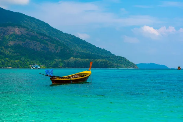 泰国高丽岛海面上的长尾船 热带岛屿上有白沙 海滩和绿松石海 是塔鲁陶岛国家海洋公园的一部分 一帆风顺的假期 在天堂的放松 — 图库照片