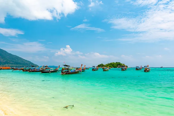泰国南部高丽岛小港口的长尾船 热带异国情调的岛屿是热带天堂的象征 塔鲁陶国家自然公园的一部分 鲜艳的颜色 碧绿的水 — 图库照片