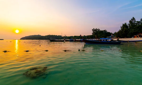 Magischer Sonnenuntergang Über Einem Kleinen Hafen Mit Booten Mit Langem — Stockfoto