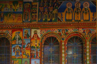 Dış tablolarda. Duvarlarda Hıristiyan duvar resimleri var. Yeni Ahit 'in tasvirleri. Enda Iyeesus Kilisesi. Etiyopya, Tigray Bölgesi, Maekelay Bölgesi, Axum (Aksum)