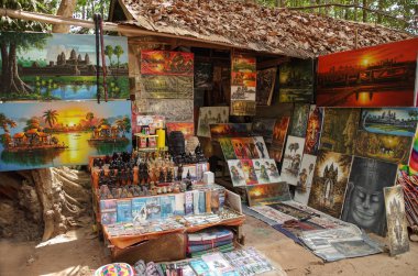 Angkor, Siem Reap Eyaleti, Kamboçya - 25 Şubat 2016: Tablolu, kitaplı ve figürlü hediyelik eşya dükkanı ve dans eden Apsaras.