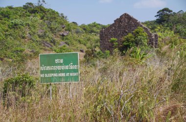 Korkunç Hayalet Kasabası. Terk edilmiş Fransız kolonisi. Kamboçya, Kampot Eyaleti, Bokor Dağı Preah Monivong Ulusal Parkı
