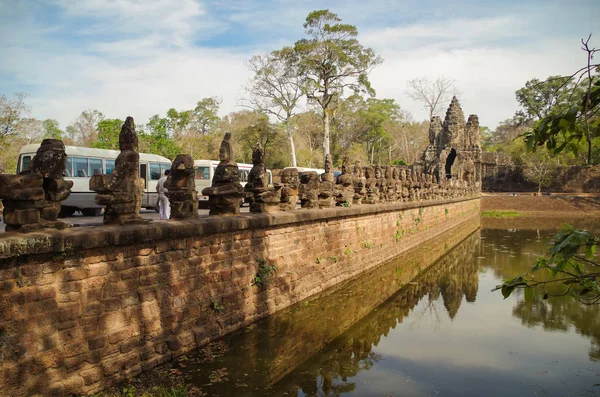 Angkor Thoms Södra Port Porten Till Bayontemplet Bro Med Stenstatyer — Stockfoto