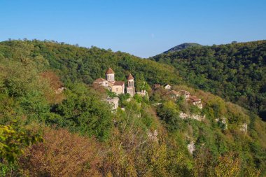 Manastır Motsameta, Rioni Nehri üzerindeki pitoresk dağda yer alıyor. Gürcistan, Imereti bölgesi, Kutaisi yakınlarında.