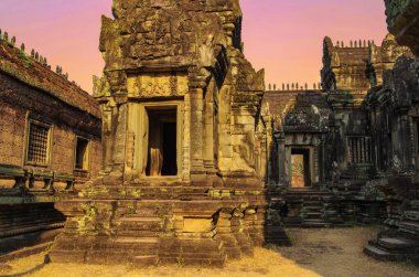 Tapınak Banteay Samre çarpıcı bir günbatımının ışığında. Angkor - UNESCO Dünya Mirası sahası. Kamboçya, Siem Reap