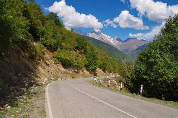 Scénická Prázdná Cesta Horách Kavkazu Pohled Zasněžený Vrchol Hory Ushba — Stock fotografie