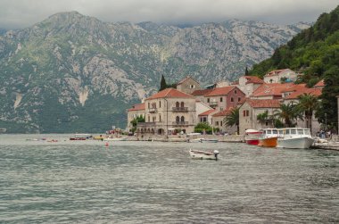 Perast kıyısı. Kotor Körfezi 'ndeki eski kasabada bulutlu bir gün. Doğa ve seyahat. Karadağ, Perast