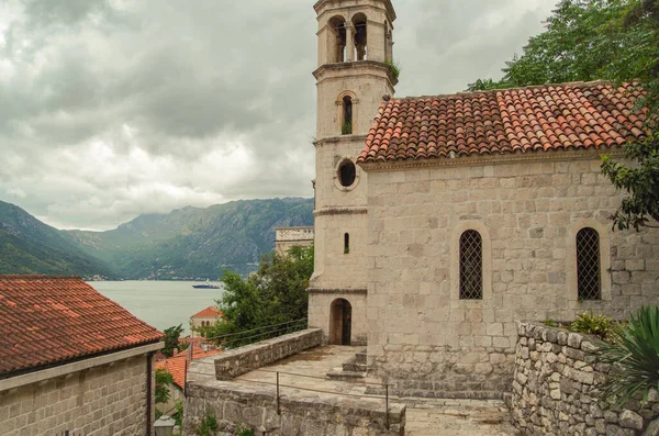 Zataženo Starém Městě Kotorské Zátoce Zvonice Kostela Mikuláše Příroda Cestování — Stock fotografie