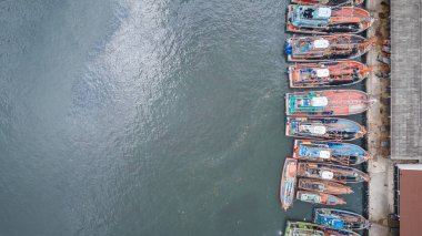 Phuket, Tayland için denizde duran büyük balıkçı tekneleri. Aeria