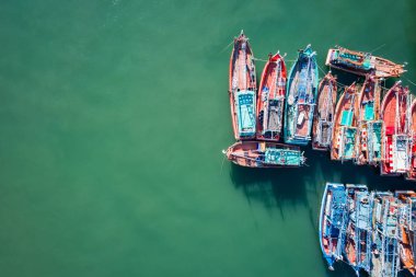 Phuket, Tayland için denizde duran büyük balıkçı tekneleri