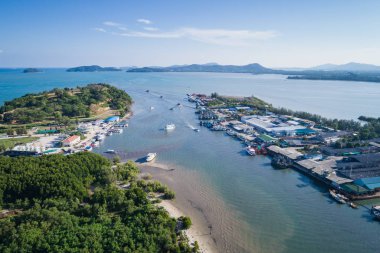 Phuket, Tayland için denizde duran büyük balıkçı tekneleri