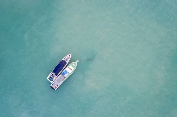 Bote meado estacionado en el mar en la bahía de Chalong, provincia de Phuket, Tha — Foto de Stock