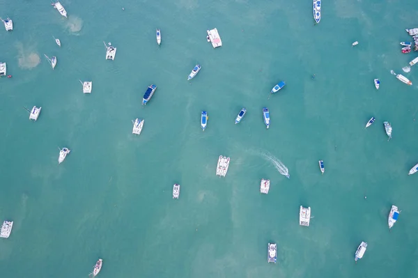 Bote meado estacionado en el mar en la bahía de Chalong, provincia de Phuket, Tha — Foto de Stock