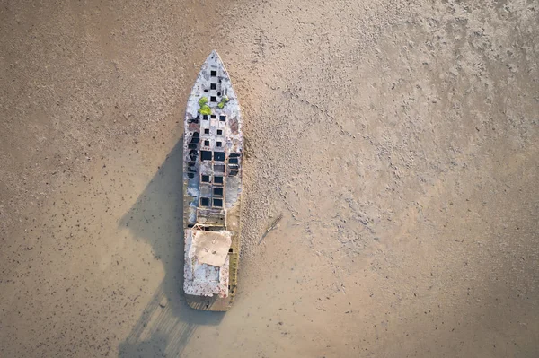Antiguo barco de pesca de pie en el mar de barro — Foto de Stock