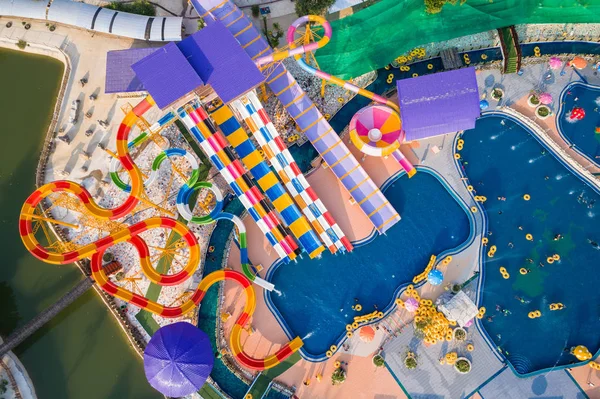 Phitsanulok, Thailand - 8 April: De niet-geïdentificeerde mensen in Splash water Funpark in Phitsanulok op 8 April 2017. Luchtfoto van drone vliegen — Stockfoto