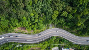 Araba ve yol Phuket, Tayland tepede. F den havadan görünümü