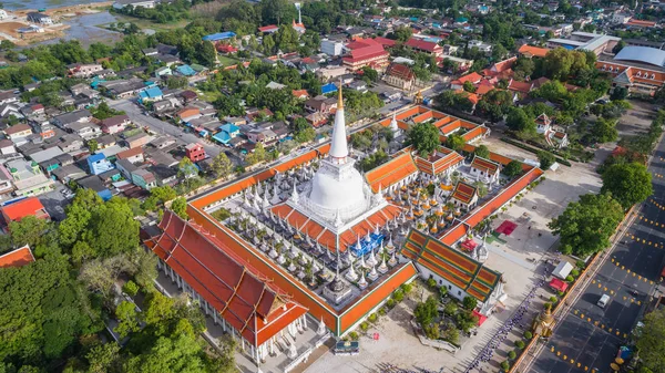 Vista aérea de Wat Pra Maha Thad, em Nakhon Sri Thammarat provin — Fotografia de Stock